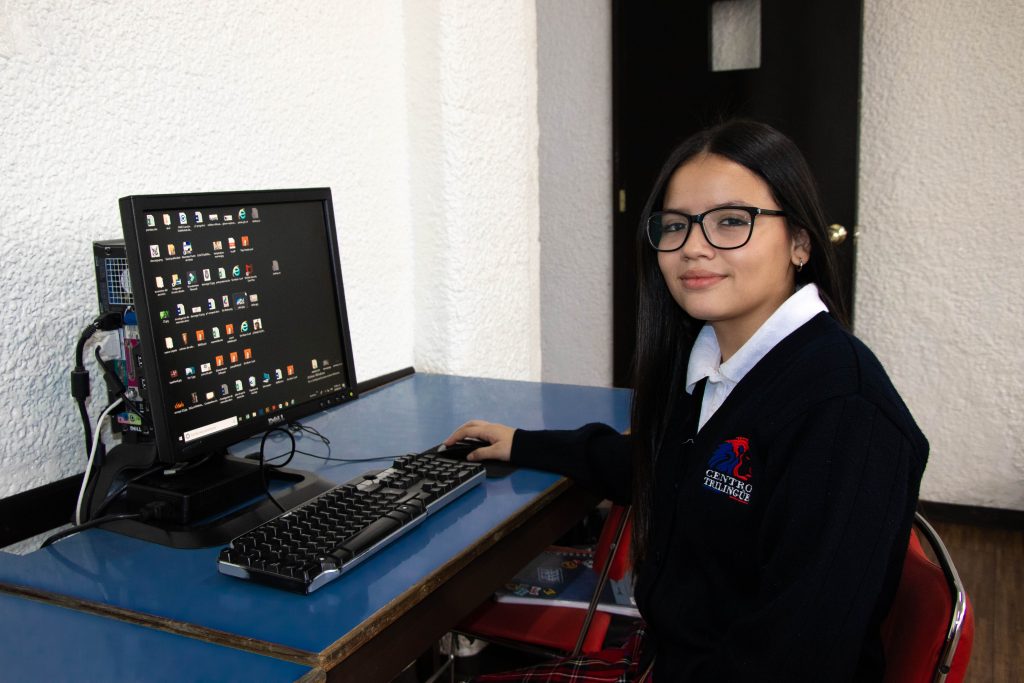 Alumna en una computadora