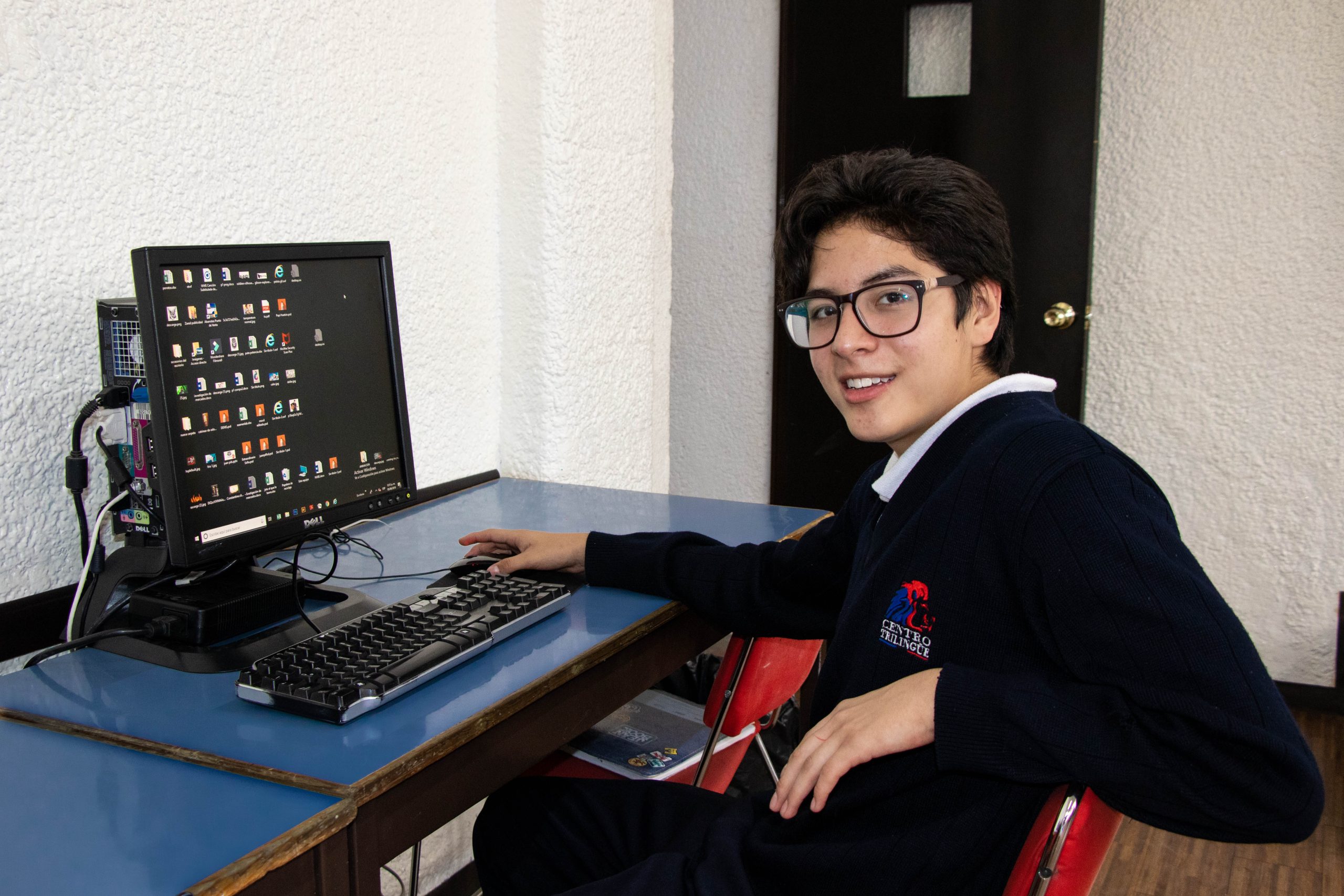 Alumno en computadora